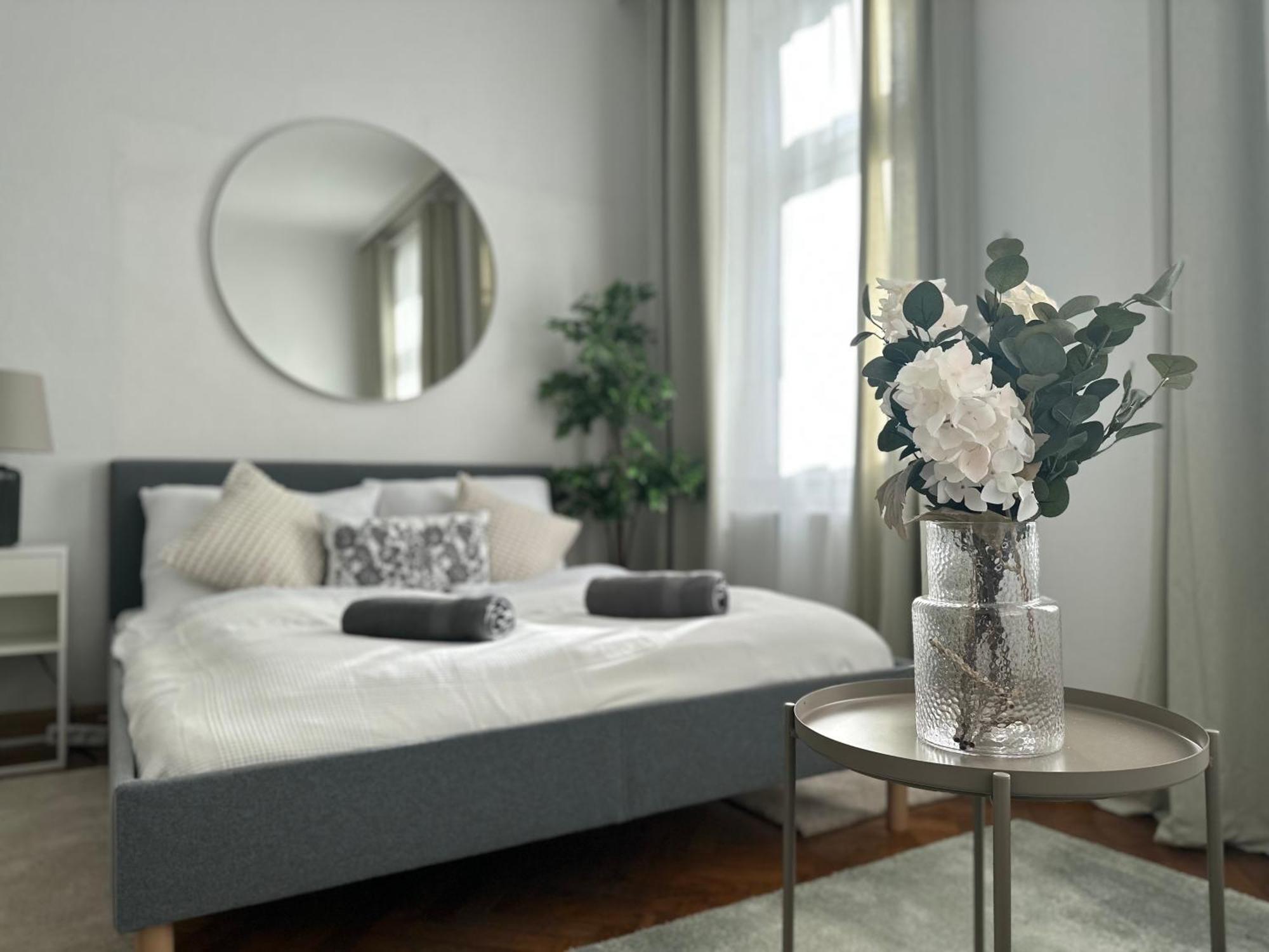 Spacious Apartment, 3 Min To U1 Reumannplatz Виена Екстериор снимка