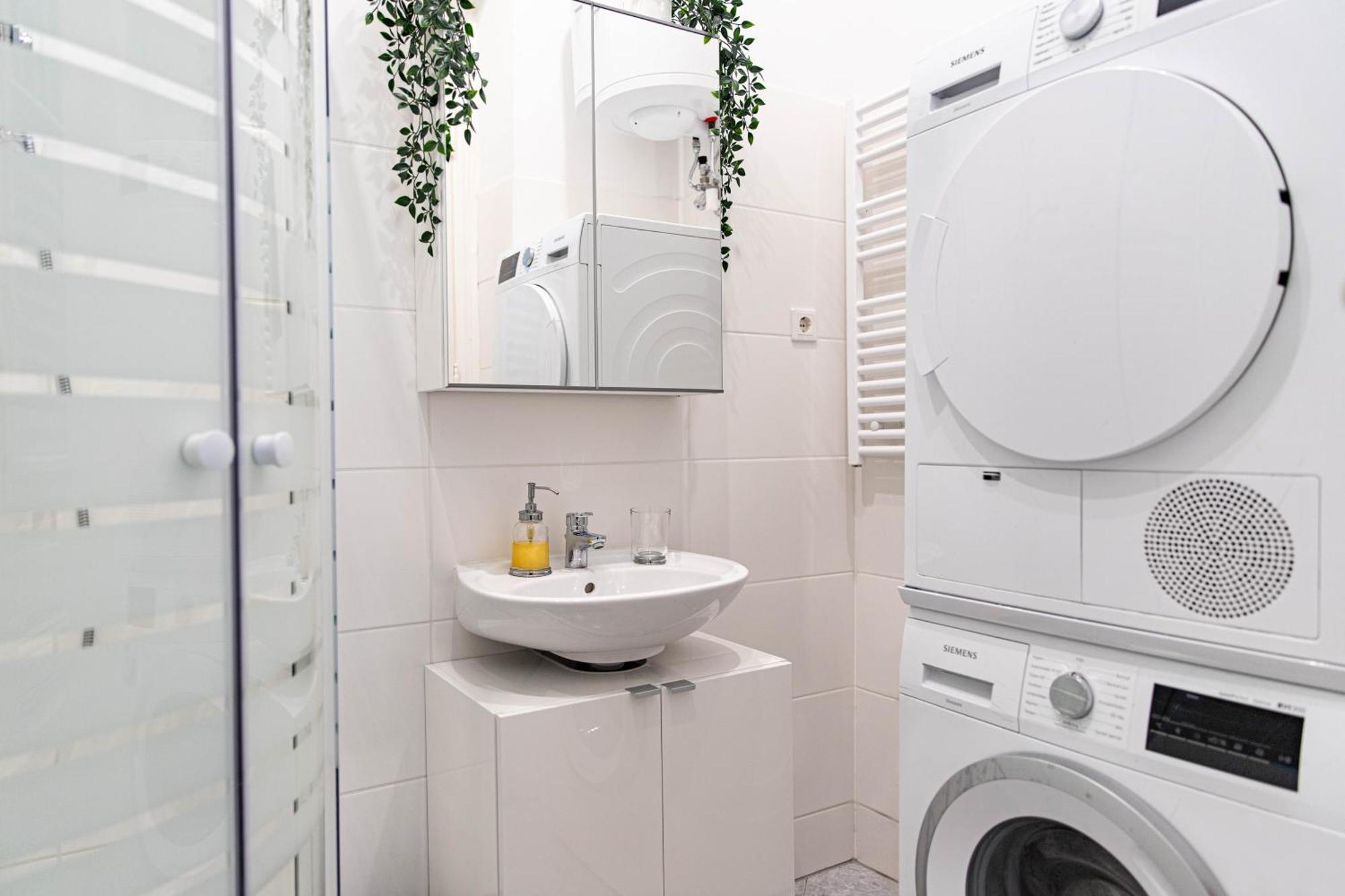 Spacious Apartment, 3 Min To U1 Reumannplatz Виена Екстериор снимка